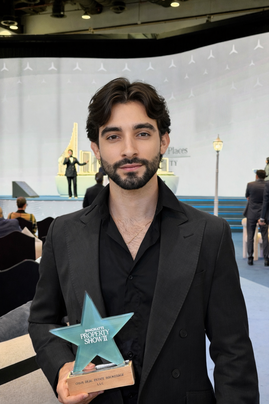 Aitor Saracho con el reconocimiento del Binghatti Property Show